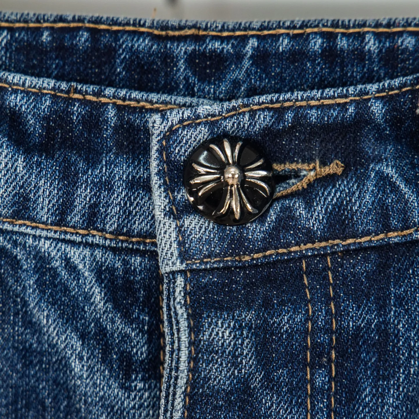 P260 Chrome Hearts Miami-limited blue pants, blue leather cross couple jeans, hot trend this season, sought after by countless celebrities and fashionistas. The neat details of the cutting process add color to the playful fashion! The neat and meticulous design, and the well-fitting structure is unique. The upper body not only has outstanding recognition, but also looks younger and younger. A style with the ultimate wearing meaning and performance, gorgeous color matching, and the craftsmanship of this style is also extremely extraordinary. After the finished product is washed, it is disassembled and hand-made with sheepskin cross leather and then spliced ​​together to complete. The whole piece has too many craftsmanship to describe. It is decorated with patchwork cross flowers and high-waisted washed jeans! ! Absolutely high-end luxury product, a god-level single product, a super popular product, made by top heavy industry, a magic weapon that cannot be missed to hit the streets. Style number: 1832 Size: 28 30 32 34 36 Color: blue